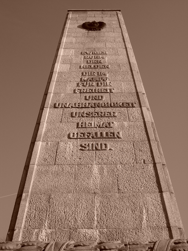 Der Obelisk am Platz des Gedenkens